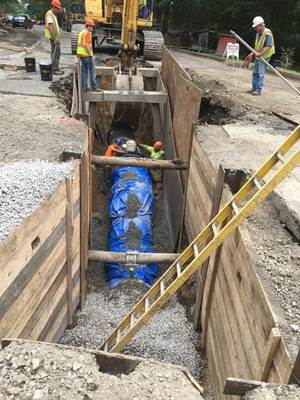 Installing pipe and manholes on Mount Vernon Street